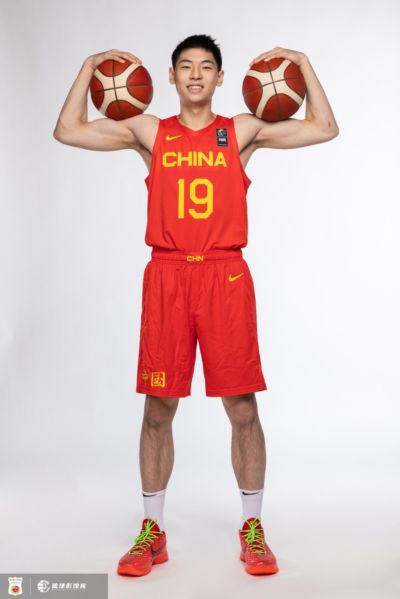 媒体人：能回到巅峰水平的崔永熙 在攻防两端都是中国男篮所需的
