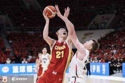 篮下还是稳的！胡金秋7投5中得12分5板2助 防守卖力有3抢断