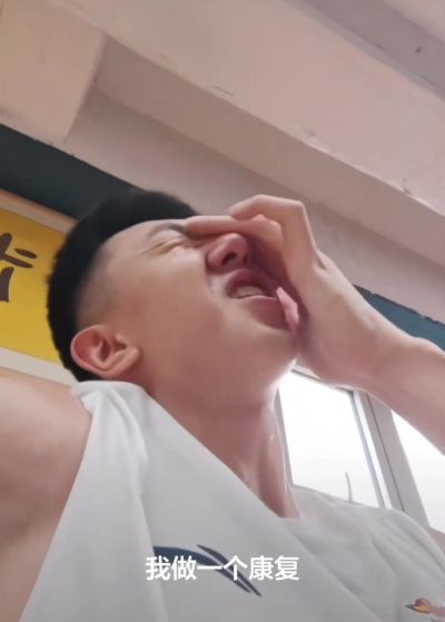 王少杰直播时身穿宏远训练服进行训练 称暂不回广东未来去向未定