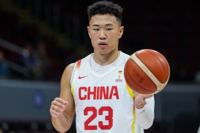 高效输出！贺希宁半场5投3中&三分4中2 得到9分1板1助1断