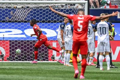瑞士1-0领先波黑!梅米奇解围没有顶远,曼赞比替补登场抽射破门