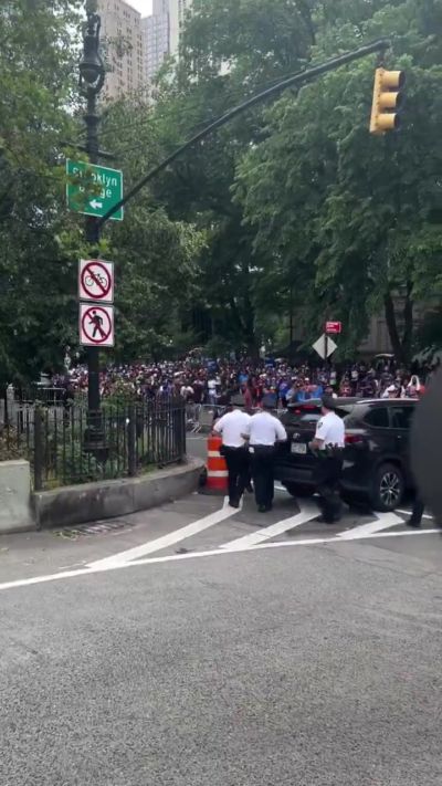 身手矫健！纽约球迷灵活跑位甩开多名警察翻越护栏 闯入游行现场