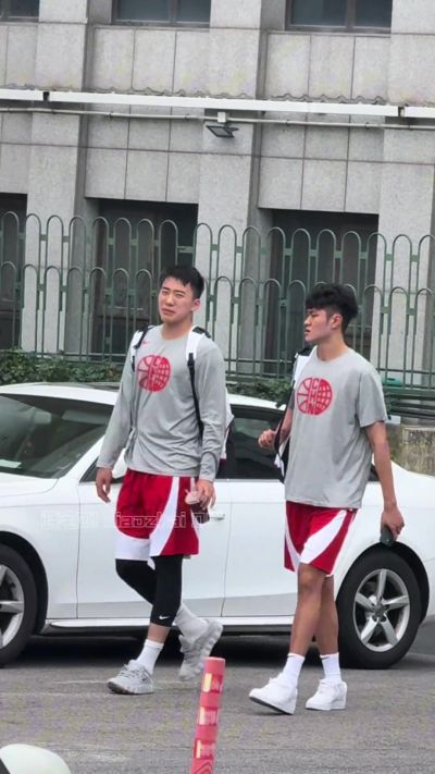 网友拍摄今日份中国男篮路透 杨瀚森身着51号训练服精气神十足