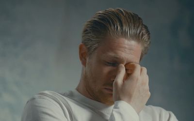 心碎时刻💔纪录片中德布劳内谈及离开曼城时,抽泣揉眼落泪