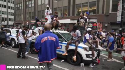 纽约警局严格监管~尼克斯球迷在冠军游行中占领警车&卡车&公交车