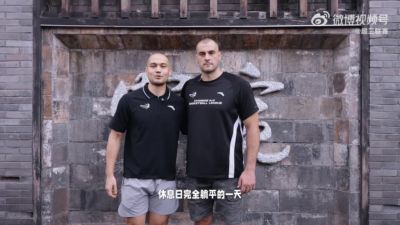成都衡昌龙马争霸赛期间 赛依丁&尼古拉打卡城市文化名片宽窄巷子