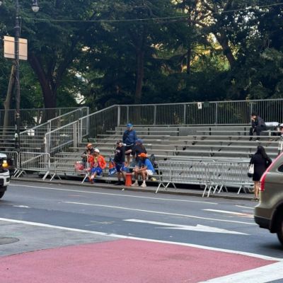 距离冠军游行开始还有一天啊……已经有尼克斯球迷开始占位置了