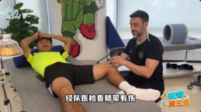 记者：鲍盛鑫归队后经队医检查韧带有伤，需要一段时间康复