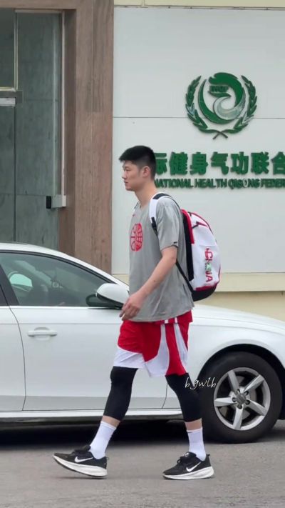 网友拍到中国男篮球员前往球馆训练 杨瀚森发型挺飘逸