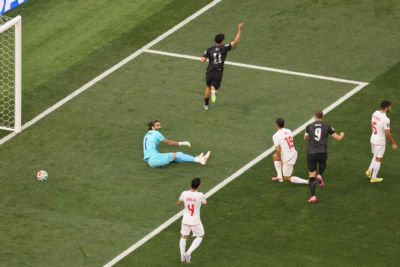 新西兰1-0领先伊朗！伊利亚·贾斯特抽射破门，伍德胸部做球