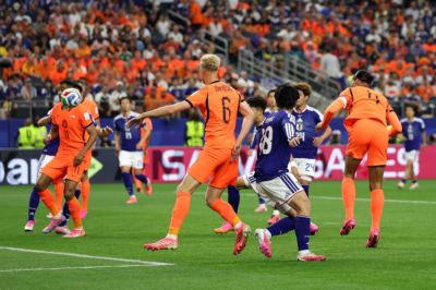 荷兰1-0领先日本！赫拉芬贝赫助攻，范戴克头球破门