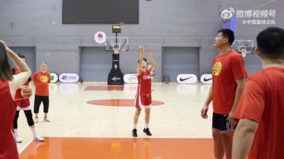 中国篮球之队晒女篮训练视频：出手千万次 练就对抗中的不犹豫