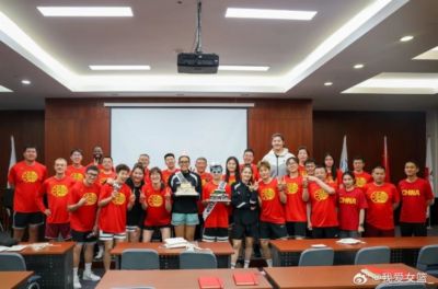 暖心时刻 中国女篮全队为唐子婷、钟佳丽庆生