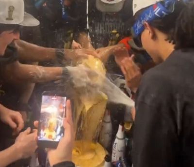 庆祝方式有点别致！尼克斯球员在更衣室用香槟喷射奥布莱恩杯