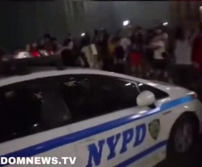 开始狂欢！球迷在纽约大街上庆祝&警车玻璃被砸穿 警察维护秩序