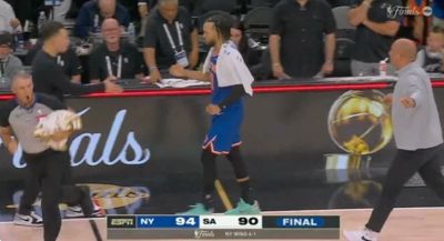 闪电撤退！😂比赛结束瞬间 主裁福斯特抱着毛巾就跑了！