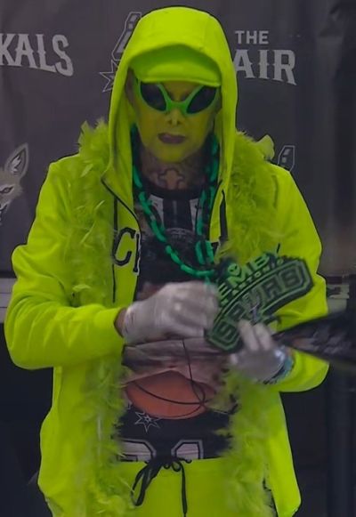 强力外援？马刺主场出现1名外星人装扮的球迷