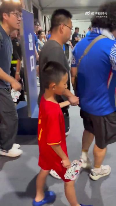穿武磊球衣小球迷遭谩骂，韩乔生：首先是中国人然后才是球迷