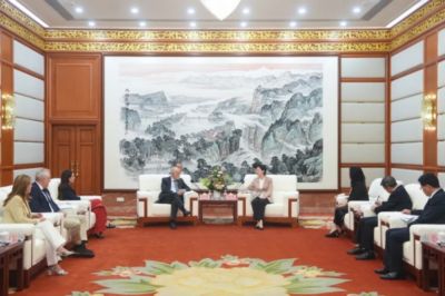 西甲主席特巴斯访问四川，进一步推动西甲与四川的交流合作