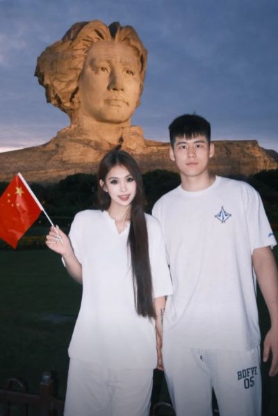 陈家政女友晒合照：湘江北去 橘子洲头 看万山红遍 国泰民安