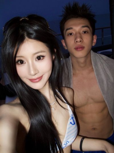 杨溢晒与女友的合照：享受生活之乐 不惧时光短暂🏝️🐚