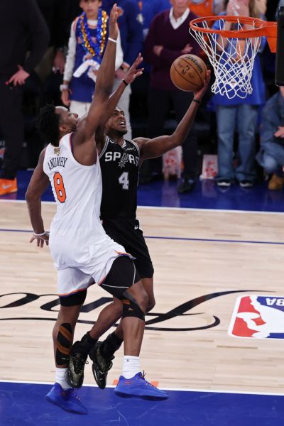 福克斯进来学……WNBA球员最后时刻没上篮等犯规 解说点名福克斯