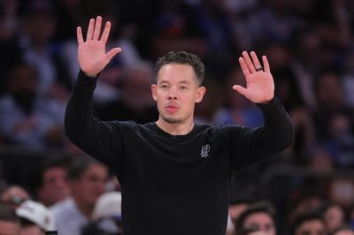 总决赛3次领先两位数被翻盘！美媒发问：马刺今夏该换帅吗？