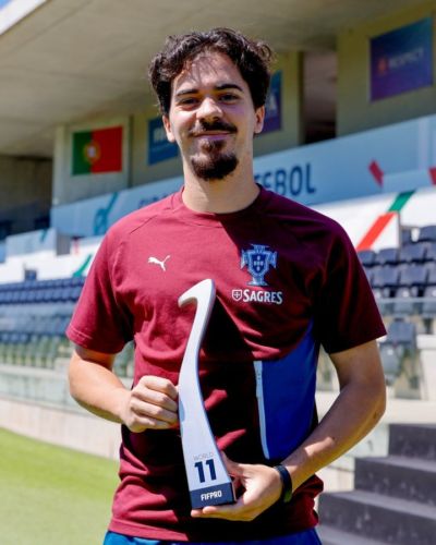 欧冠冠军核心，维蒂尼亚领取2025年FIFPRO世界最佳阵容奖杯