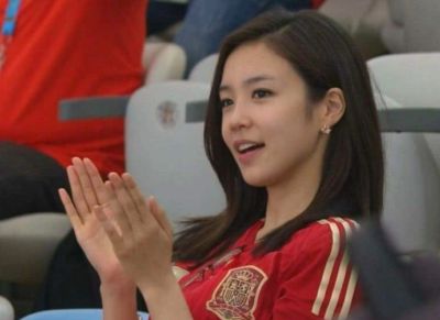 吧友们还记得吗?韩国女主持继续报道世界杯,12年前她曾一笑走红