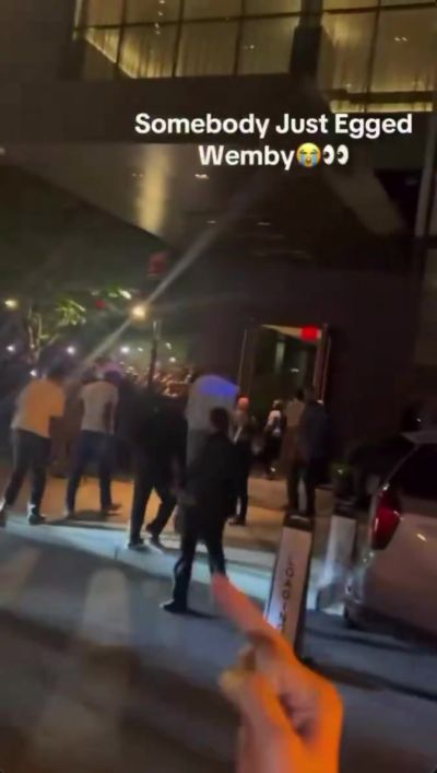 呼吁冷静!马刺赛后回酒店被球迷围观 有人向文班扔鸡蛋&竖中指