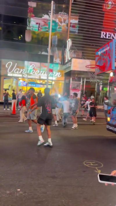 气氛火热~安装在大巴上的移动球筐现身纽约街头 球迷纷纷尝试投篮