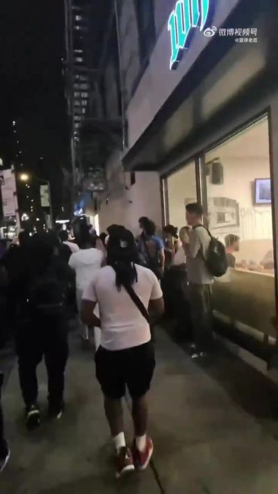 赛后也是生死战！纽约球迷街头狂欢不止！看到刺密就重拳出击