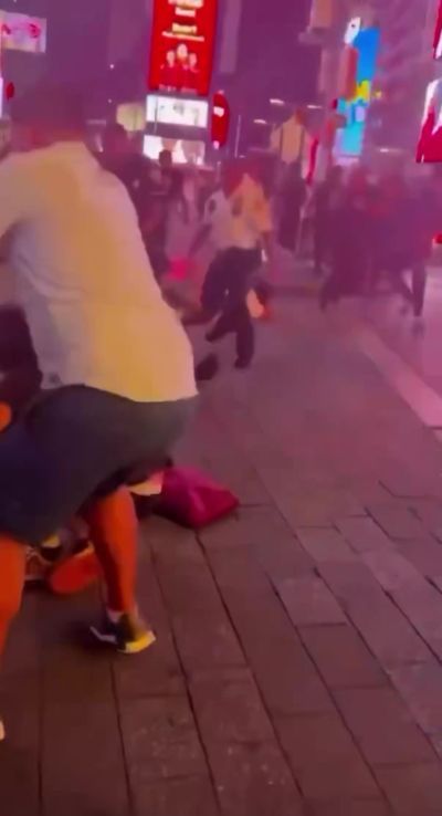 乱成一锅粥！纽约球迷赛后上演街头WWE大乱斗 警察拦都拦不过来