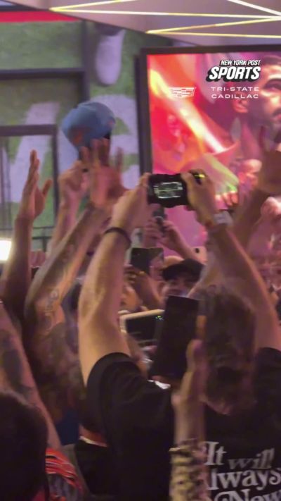 也是“队史名宿”！赛后香波特在场外与尼克斯球迷一起庆祝