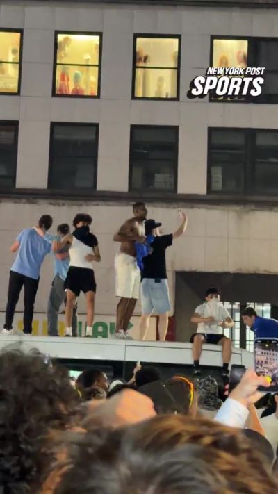 这不换个人法克😂？尼克斯球迷赛后占领警车 还在喊法克吹杨！