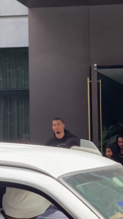面对谩骂面无表情！球迷大骂：法克鱿文班！唐斯打爆你！你这软蛋