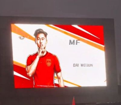中国女足球员杨莉娜现场观战国足vs泰国：致敬武磊百场