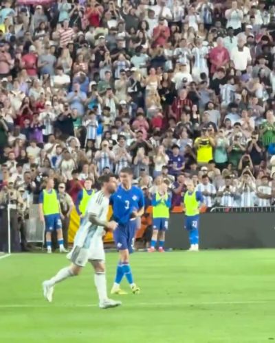 山呼海啸！ESPN晒现场视频：梅西替补登场时，球迷纷纷起立欢呼