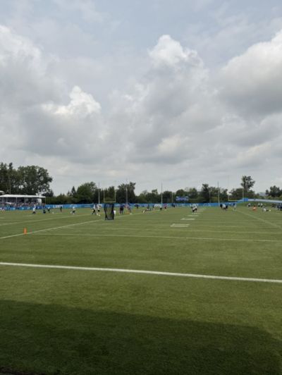 🤣潜伏？活塞官推晒同城NFL队训练：在这没人知道我是活塞的人