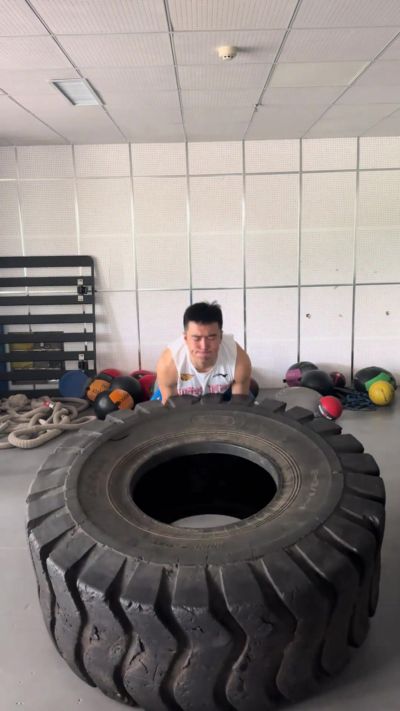 苦练不停歇!张文逸晒翻轮胎力量训练视频:亘古不变的是你的分量