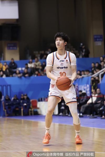 偰李永炜：我们是一支非常非常团结的球队 希望明年继续冲冠