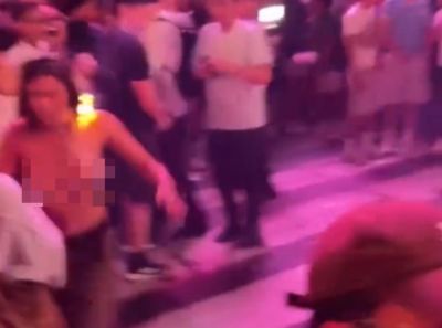 会出人命的！G3赛后 纽约有女球迷上衣被扒+头发被烧！
