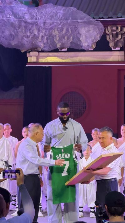 甲亢哥同款！绿军社媒：听说少林训练有奇效？方丈咱布朗也去进修