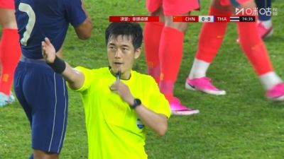 没有点球！国足角球制造禁区混乱，VAR介入3分钟认定非点球