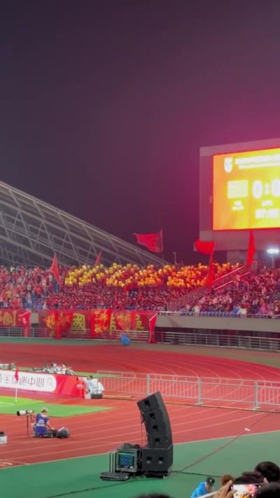 国足vs泰国第7分钟现场球迷高喊武磊，并拼出“Wu Lei”的字样