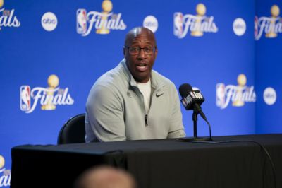 罚球数22-32！迈克·布朗：也许我们确实有犯规 但马刺也有犯规