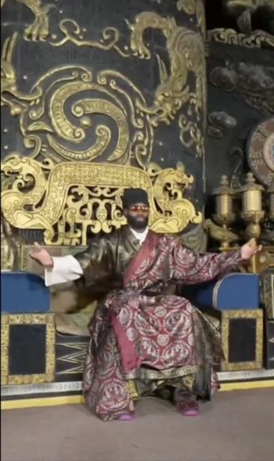 级别差得挺多😂美媒晒图：文班去中国当和尚 杰伦·布朗当皇帝