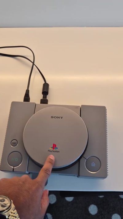🎮1994年发行！孔德把一台索尼PS1带到法国队训练营