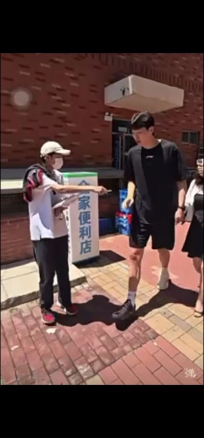 向杨瀚森索要签名合影未果 球迷:我们也没吃饭的 你给签个不行吗