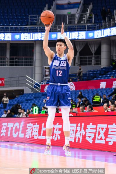 队记：青岛目前只有7名队员参与新赛季备战 段昂君在外进行特训